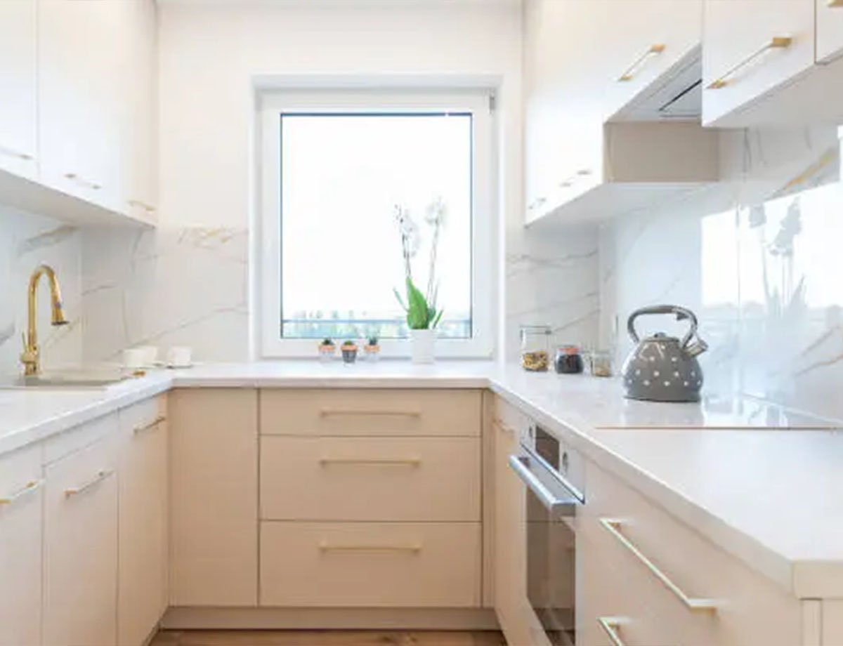 Compact U-Shaped with High Cabinets